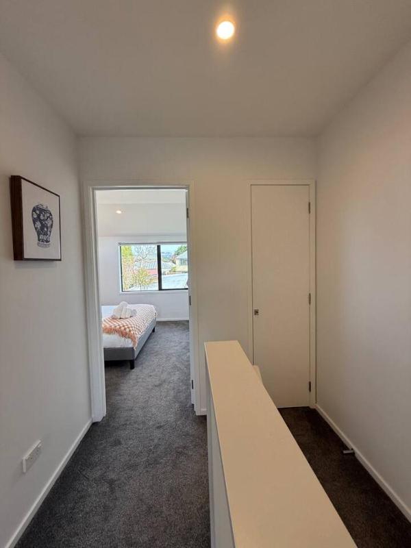 Modern 2-Bedroom Home with Backyard in Edgeware - image 18