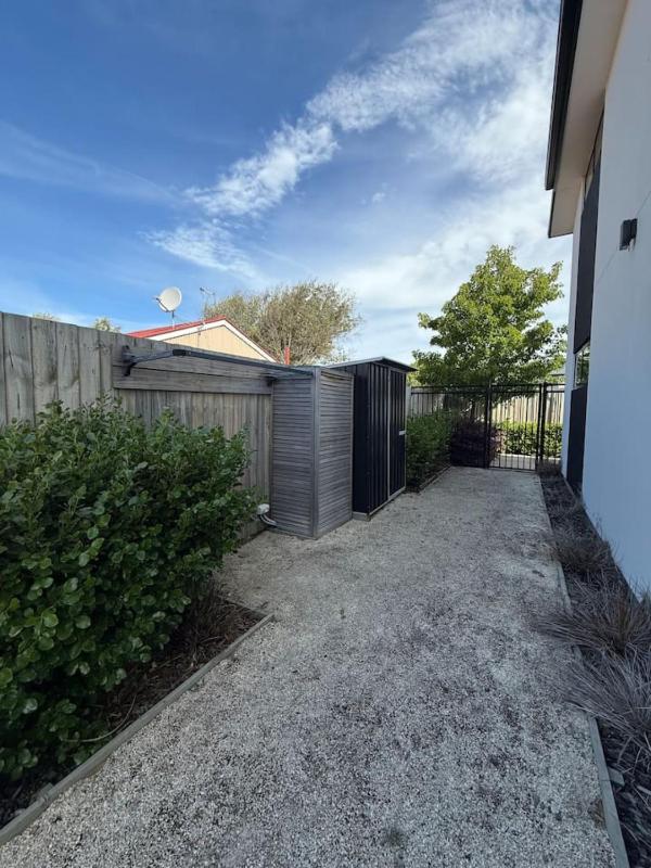 Modern 2-Bedroom Home with Backyard in Edgeware - image 17