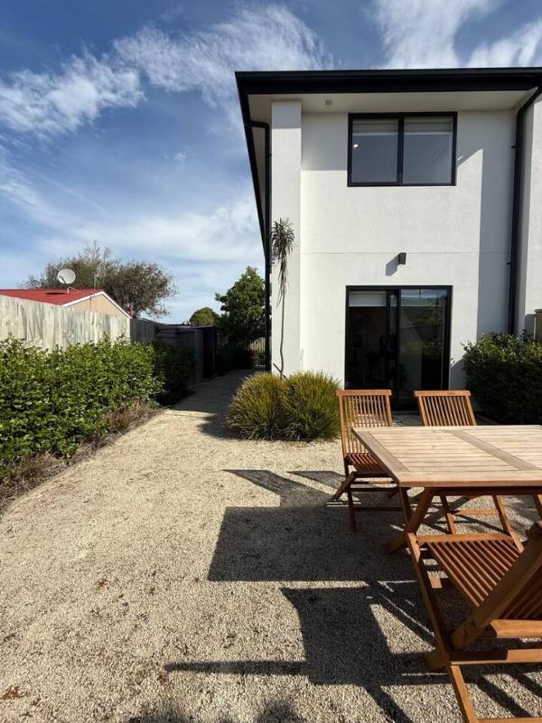Modern 2-Bedroom Home with Backyard in Edgeware - image 28