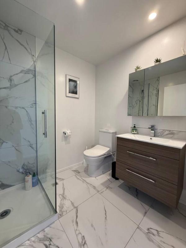 Modern 2-Bedroom Home with Backyard in Edgeware - image 11
