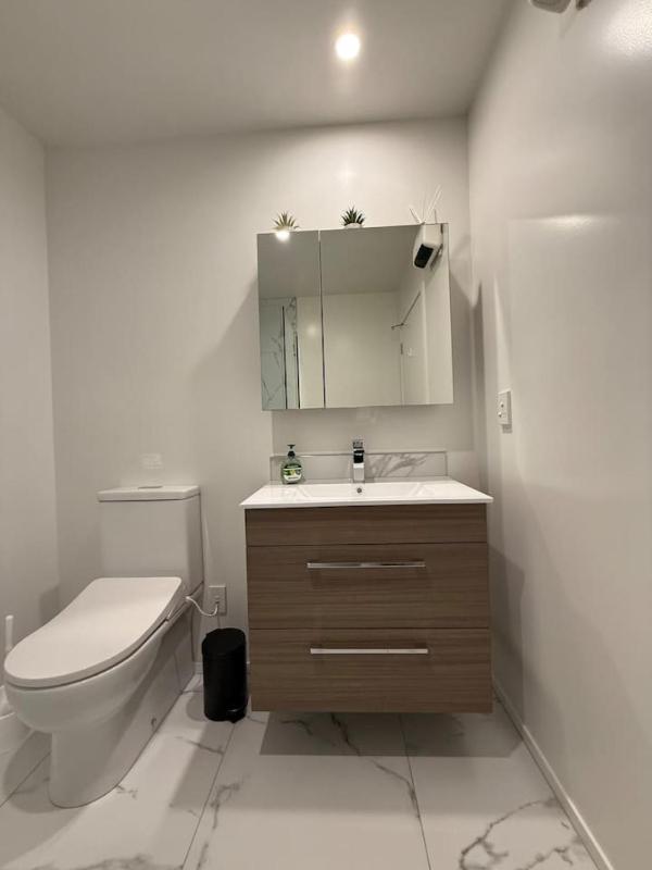Modern 2-Bedroom Home with Backyard in Edgeware - image 2