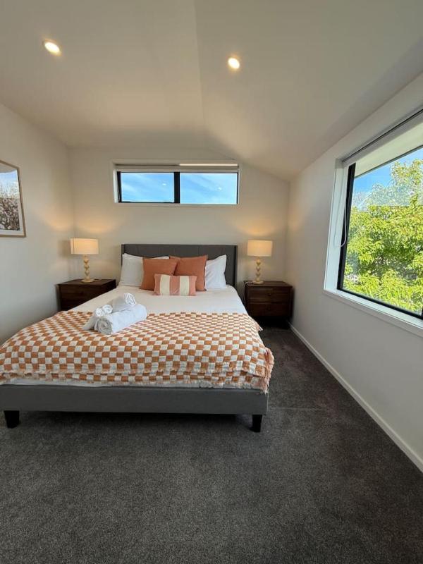 Modern 2-Bedroom Home with Backyard in Edgeware - image 6
