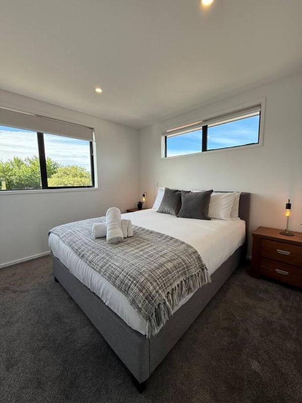 Modern 2-Bedroom Home with Backyard in Edgeware - image 16