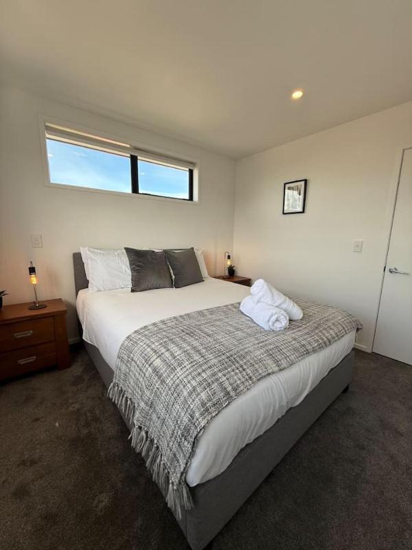 Modern 2-Bedroom Home with Backyard in Edgeware - image 21