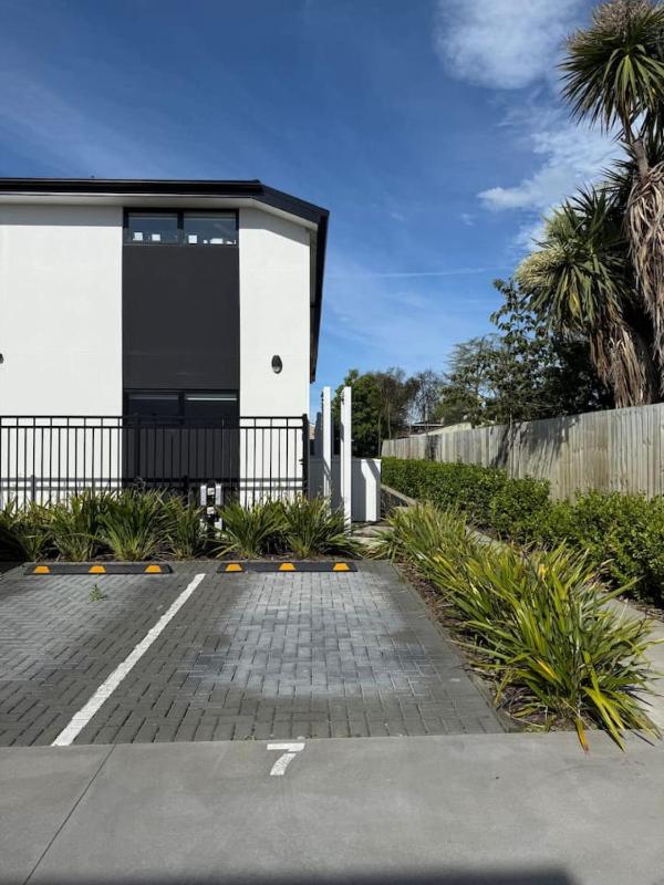 Modern 2-Bedroom Home with Backyard in Edgeware - image 25