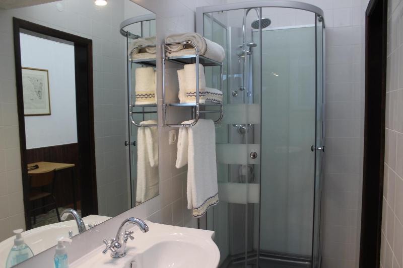 Double Room with Balcony image 2