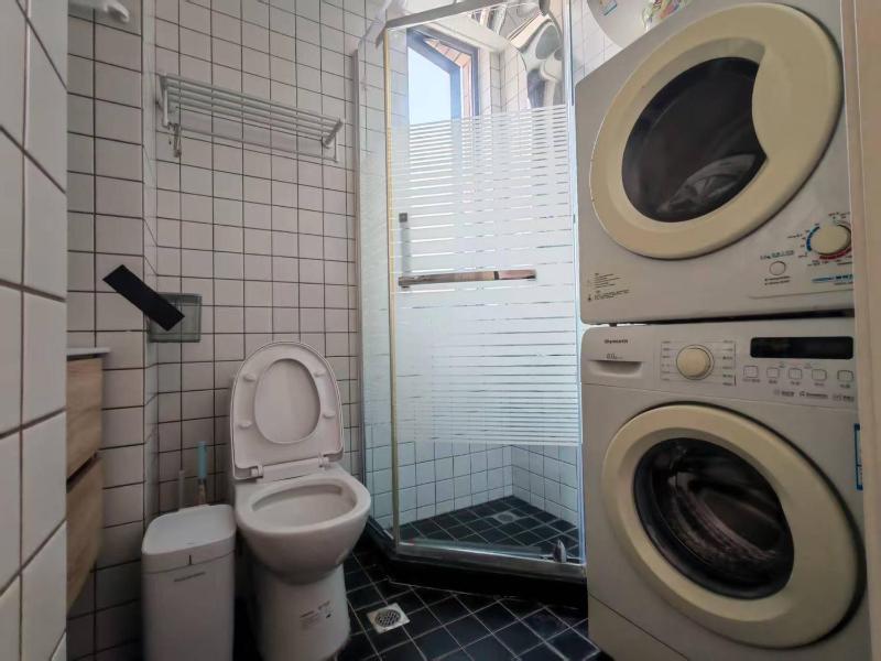 HaiJiao - Downtown Multi-Bed Flat with City-View Windows - image 2