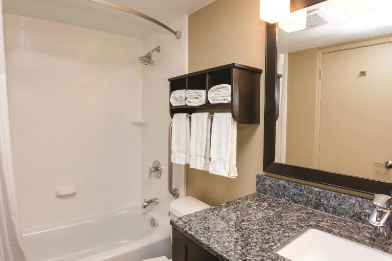 Queen Room image 2