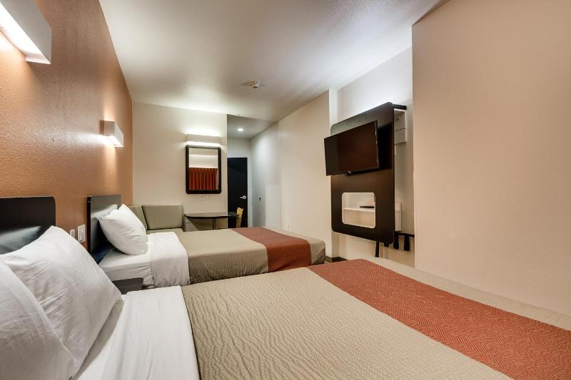 Queen Room with Two Queen Beds - Non-Smoking image 4