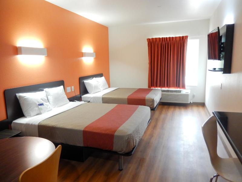 Queen Room with Two Queen Beds - Non-Smoking image 2