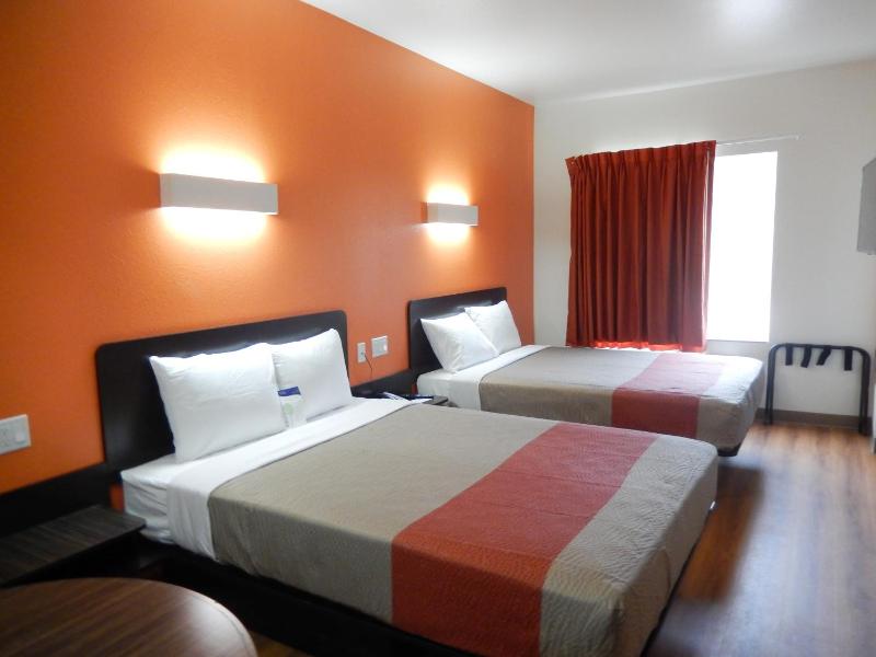 Queen Room with Two Queen Beds - Non-Smoking image 3