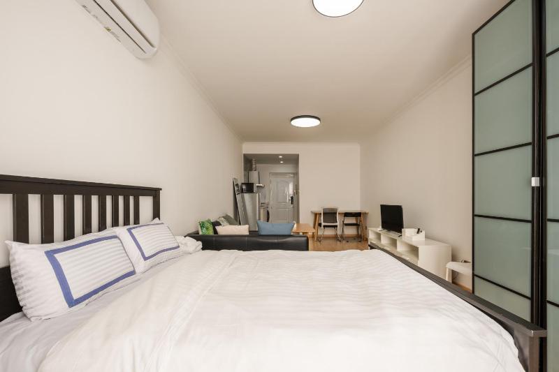 YunYing - Spacious Urban Flat with Panoramic City-View Windows - image 12