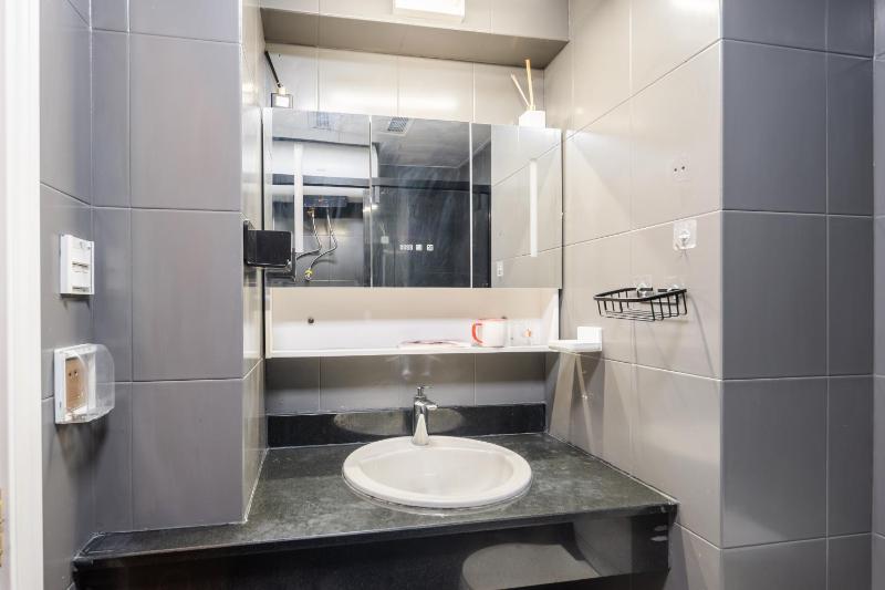 YunYing - Spacious Urban Flat with Panoramic City-View Windows - image 9