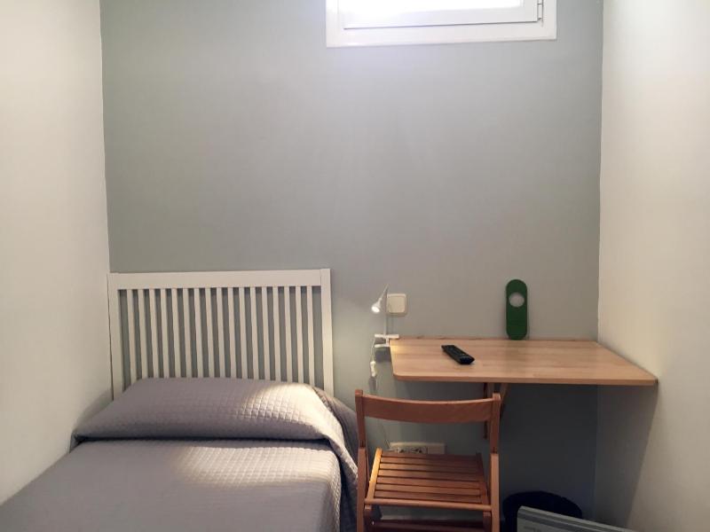 Single Room with Shared Bathroom image 3