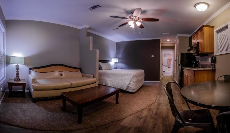 One-Bedroom Suite w/ Kitchenette image 4