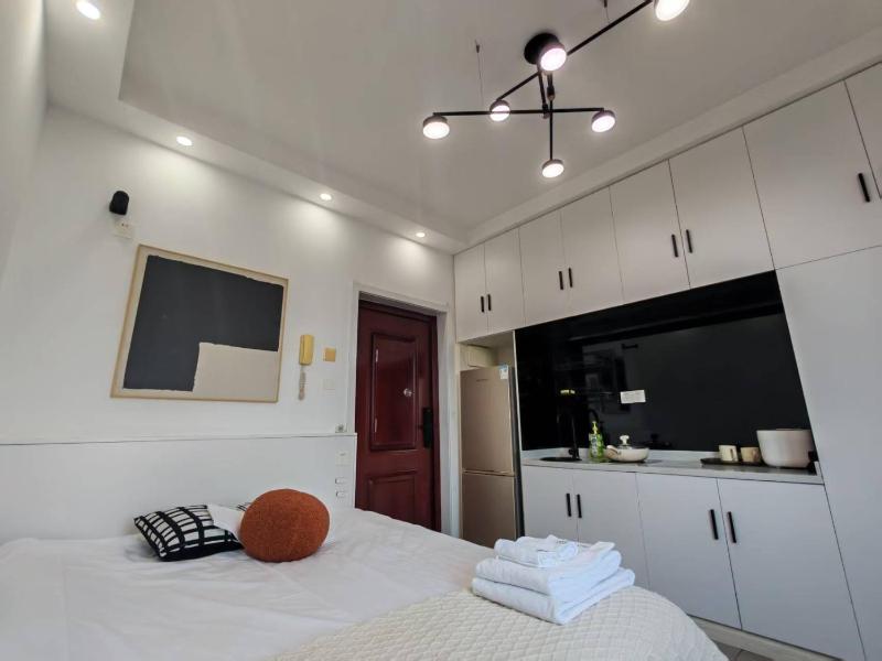 TianLe - Bright Modern City Studio with City-View Windows - image 13