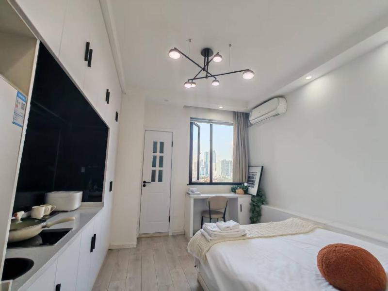TianLe - Bright Modern City Studio with City-View Windows - image 9