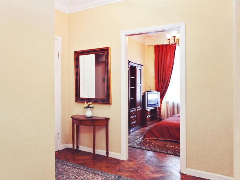 3 bedroom apartment on Kreschatik 8b maidan image 2