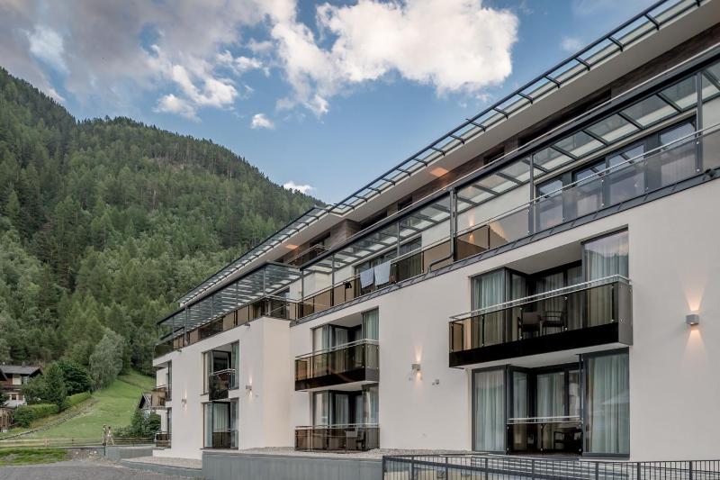 Deluxe Two-Bedroom Apartment with Balcony image 2