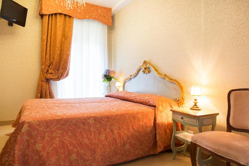 Standard Double Room image 3