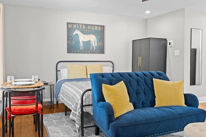Charming Studio Stay in Vibrant Highlands Area - image 5