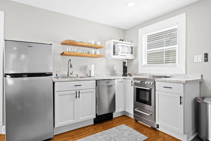 Charming Studio Stay in Vibrant Highlands Area - image 32
