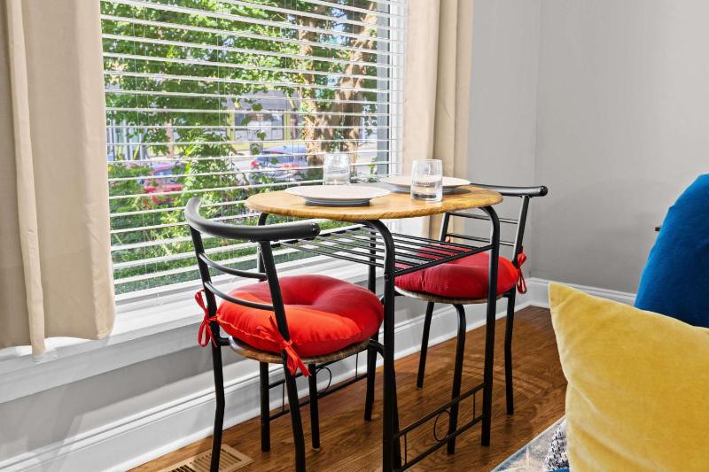 Charming Studio Stay in Vibrant Highlands Area - image 20