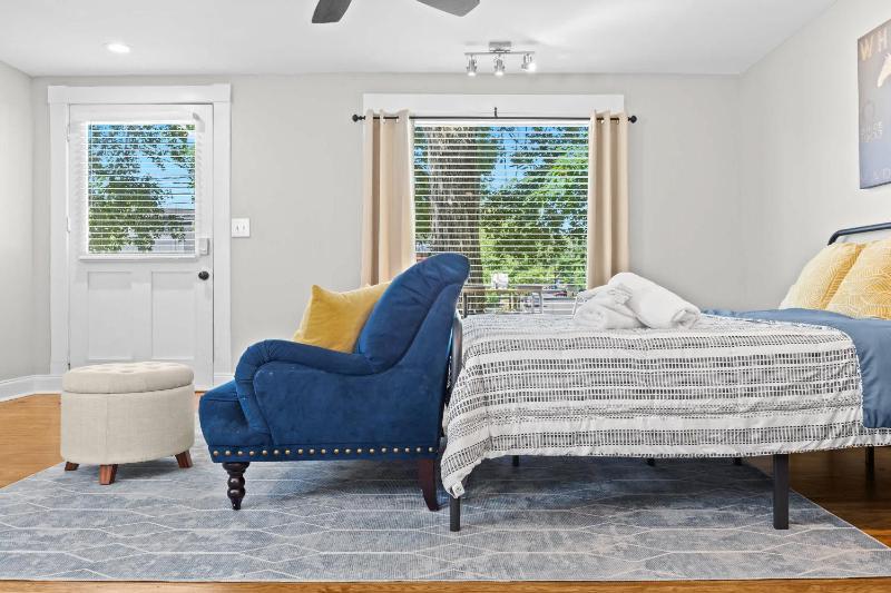 Charming Studio Stay in Vibrant Highlands Area - image 2