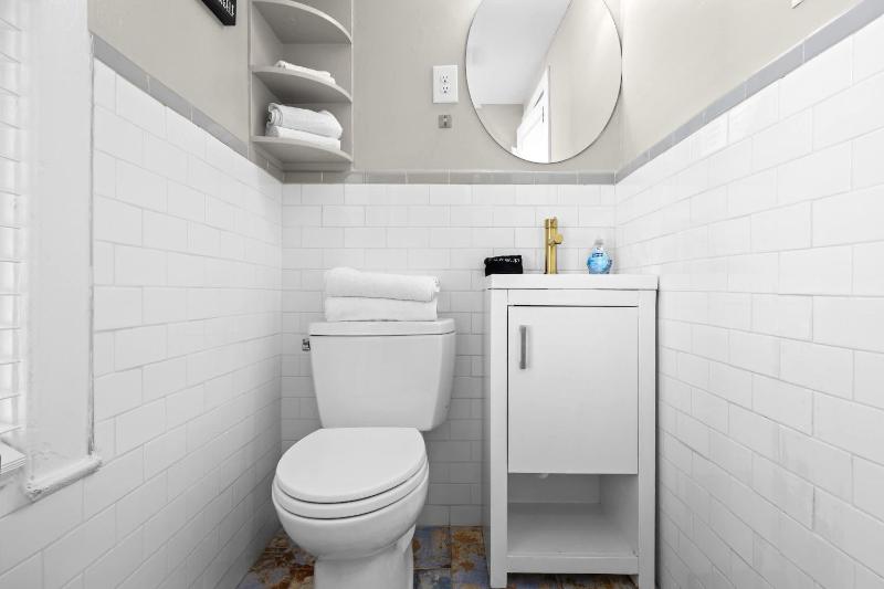 Charming Studio Stay in Vibrant Highlands Area - image 11