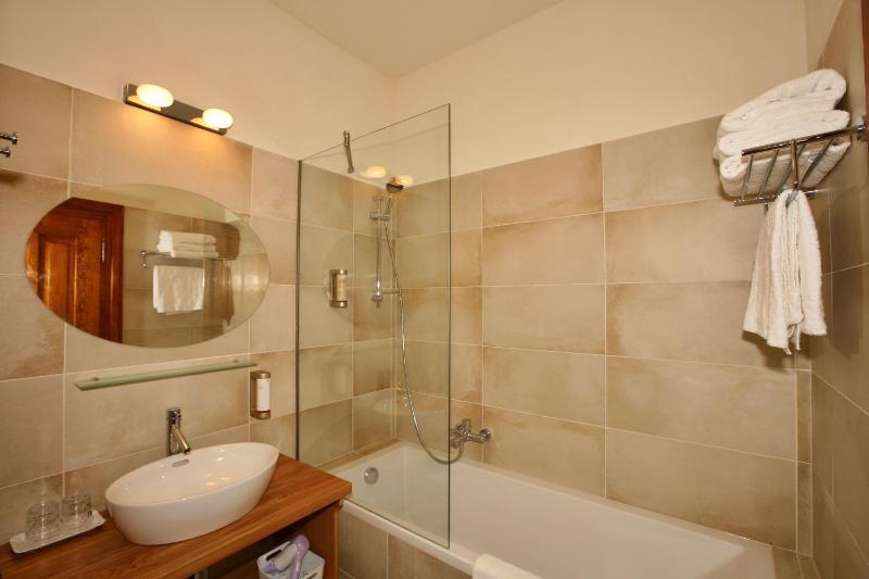 Luxury Three-Bedroom Apartment image 3