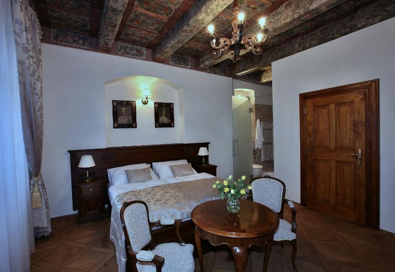 Luxury Three-Bedroom Apartment image 4