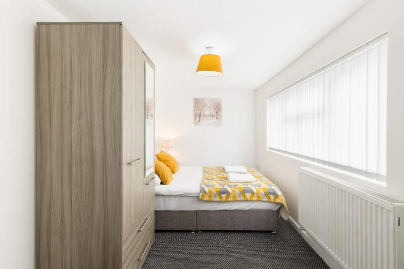 4-Bed Home for Contractors - Parking - Walk to Hospital - image 13