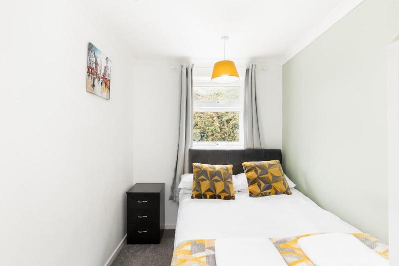 4-Bed Home for Contractors - Parking - Walk to Hospital - image 11