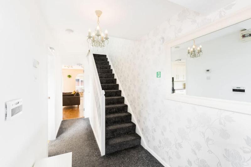 4-Bed Home for Contractors - Parking - Walk to Hospital - image 15