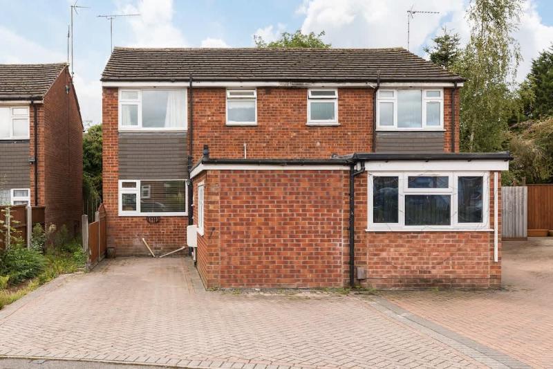 4-Bed Home for Contractors - Parking - Walk to Hospital - image 3