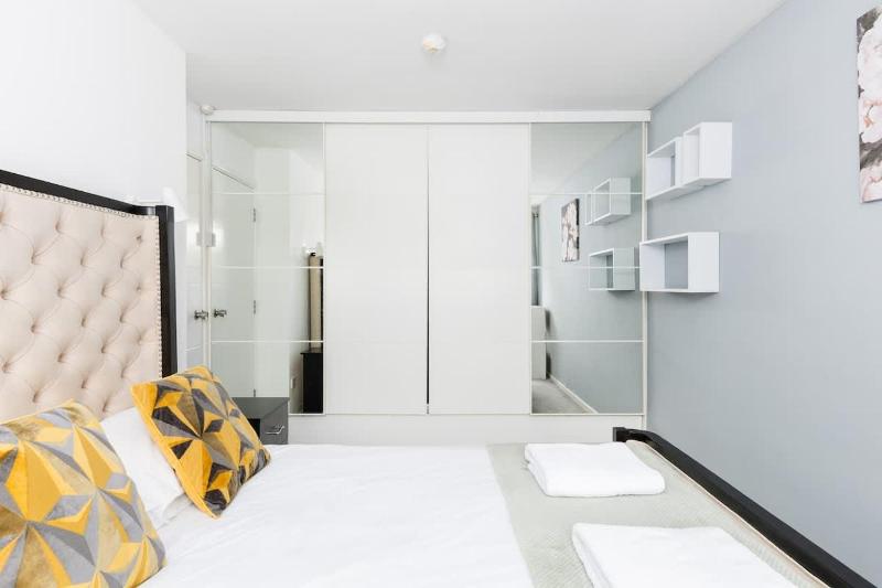 4-Bed Home for Contractors - Parking - Walk to Hospital - image 20