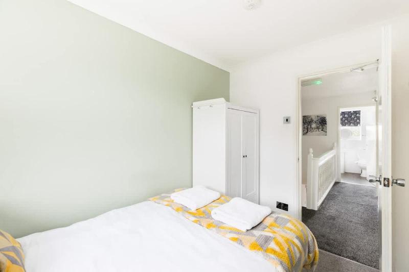 4-Bed Home for Contractors - Parking - Walk to Hospital - image 23