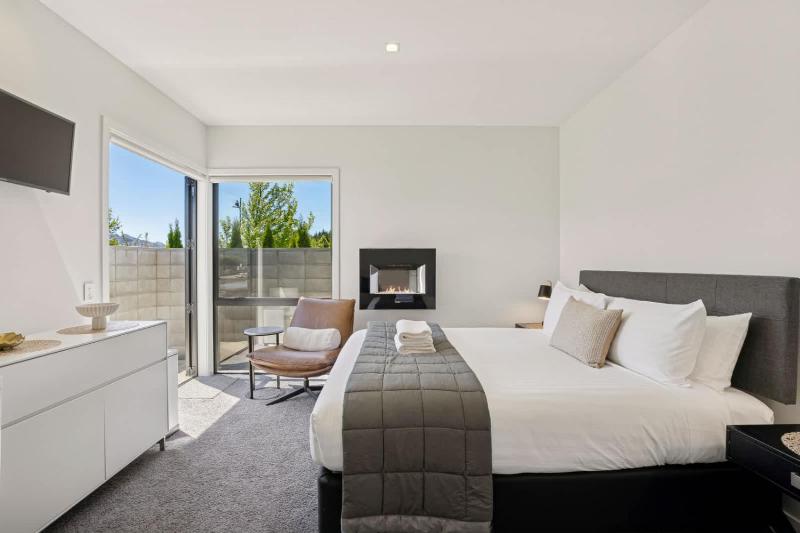 A Room on the Peninsula - image 23