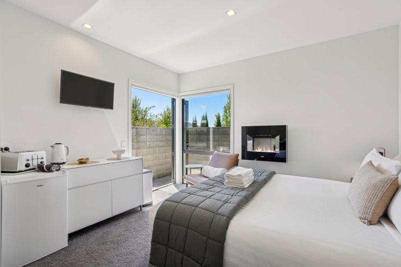 A Room on the Peninsula - image 16