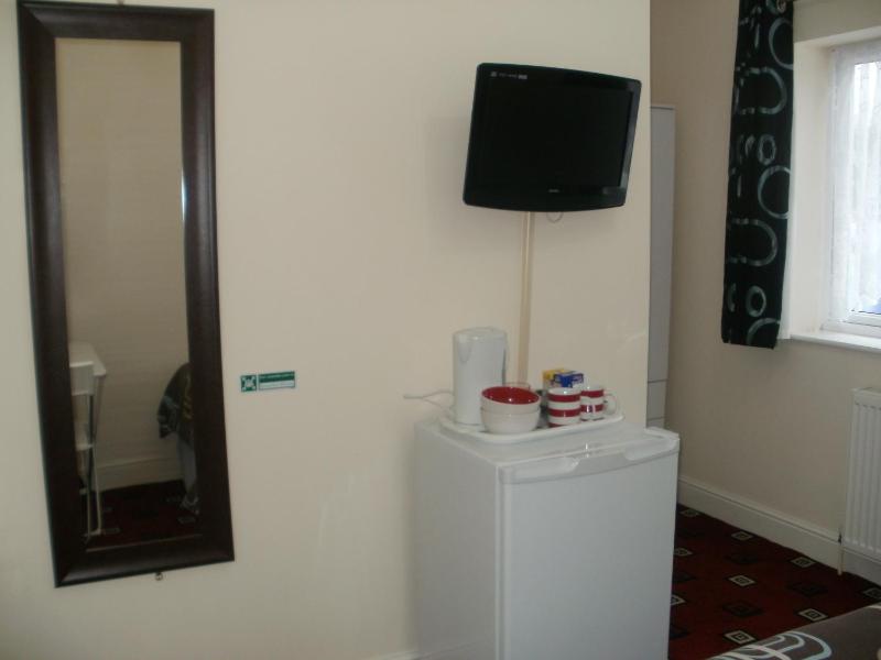 Family Room (2 Adults + 1 Child) image 2