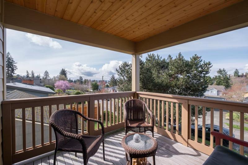 Central Charm with Office & Peaceful Yard - image 11