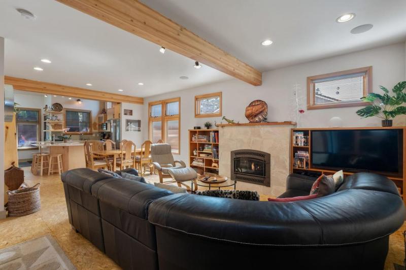 Central Charm with Office & Peaceful Yard - image 8