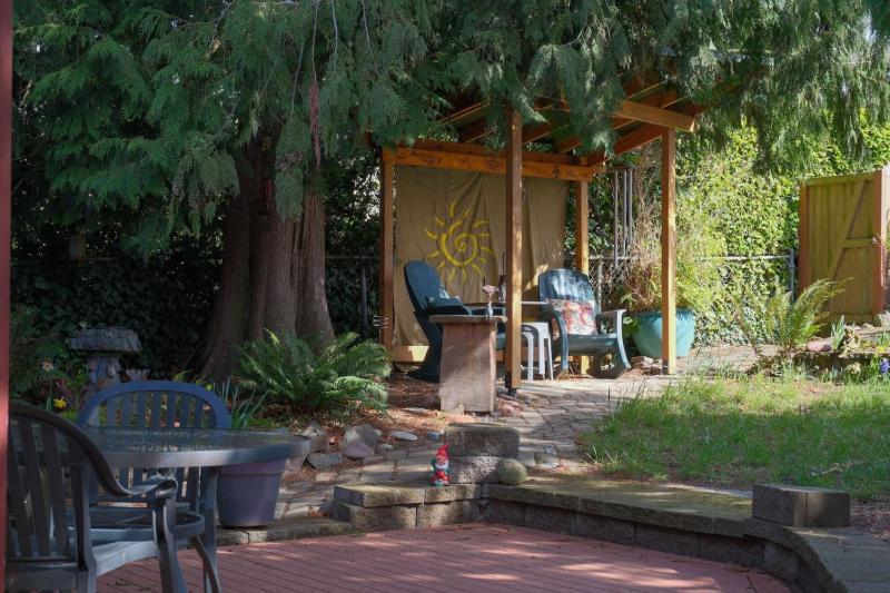 Central Charm with Office & Peaceful Yard - image 13
