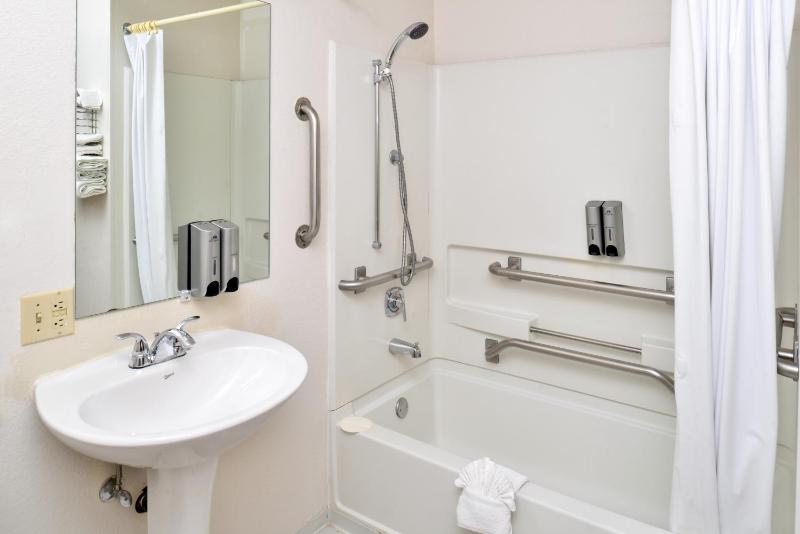 Queen Room - Disability Access image 2