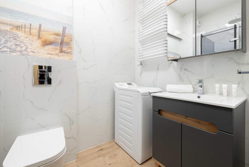 Ku Morzu Przytulny Apartament Blisko Plaży Parking & Balkon by Noclegi Renters - image 9