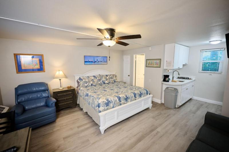 Camelot Beach Suites - image 2