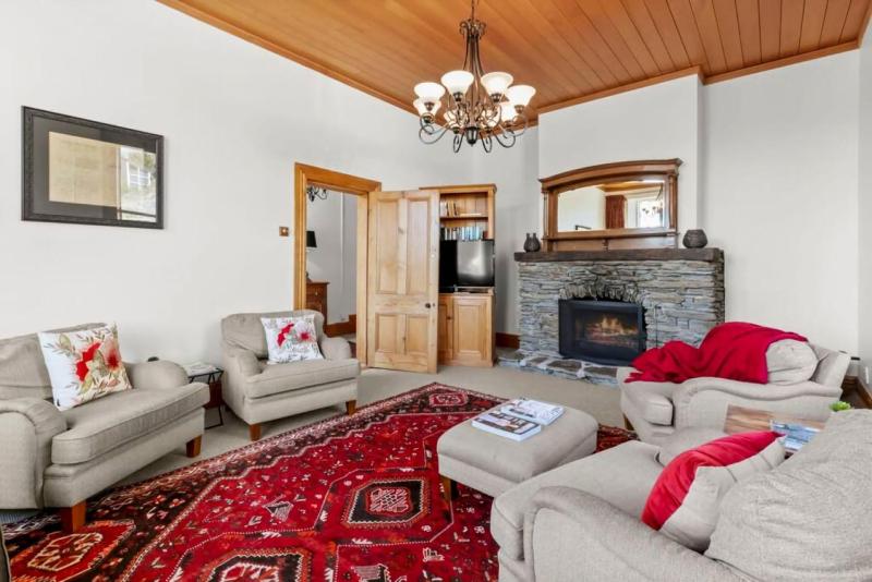 Historic Stone Cottage Apt 1- spa - 3 min from town - image 2