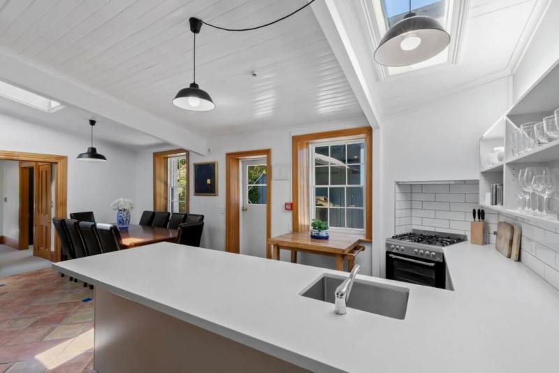 Historic Stone Cottage Apt 1- spa - 3 min from town - image 4