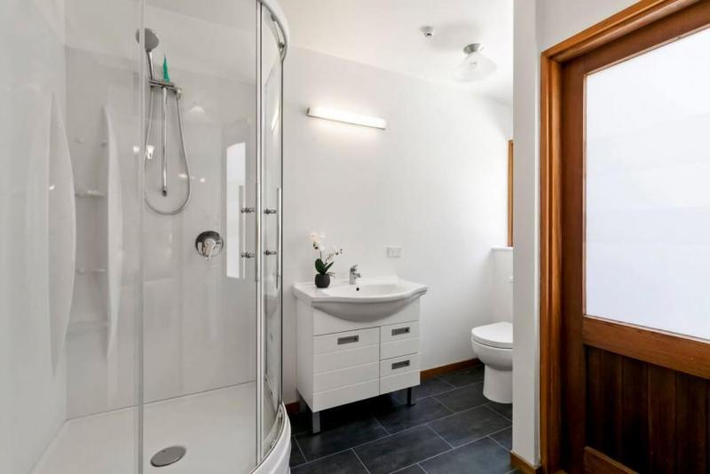 Historic Stone Cottage Apt 1- spa - 3 min from town - image 13
