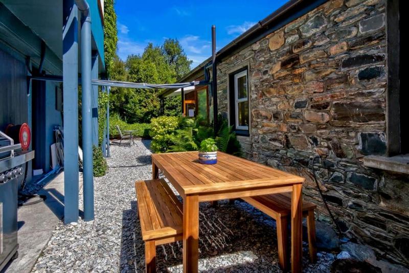 Historic Stone Cottage Apt 1- spa - 3 min from town - image 10